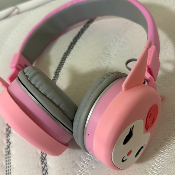 Im selling a new headphones that my mom got me, I already have it so have it lol